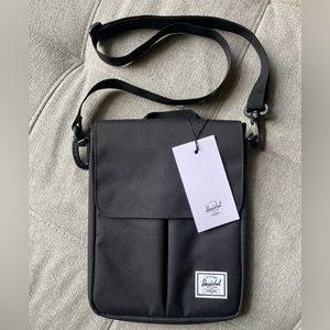 HERSCHEL SUPPLY CO Pender NWT Crossbody UNISEX Black with Red striped lining